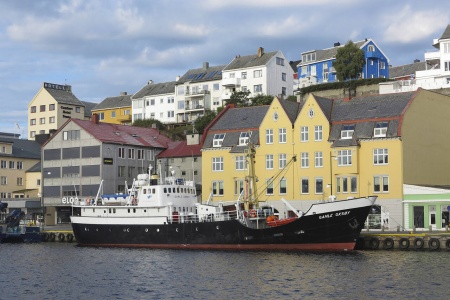 «Gamle Oksøy» pyntet opp foran Loennechen-gården ved Vågekaia. Her ligger også lokalene til Norsk Skipsfartshistorisk Selskap Nordmøre. Foto: Terje Holm