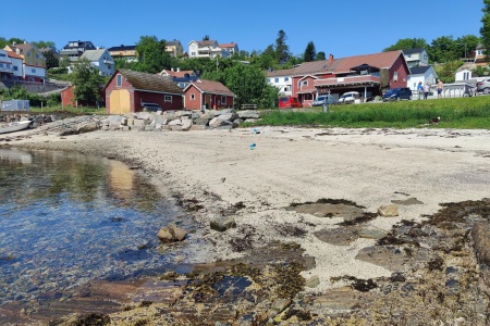 Badestranda Barnebasen på Nordlandet i Kristiansund. Foto: Kristiansund kommune