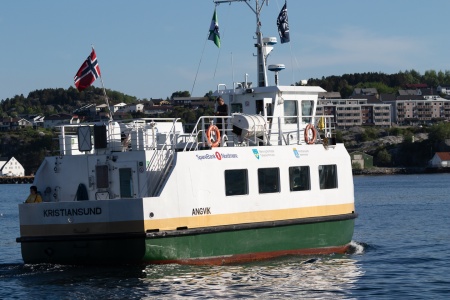 Sundbåten Angvik i rute på Kristiansund havn. Foto: Steinar Melby, NettStudio