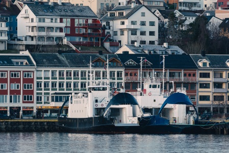 M/F Trollheim og M/F Jotunheim i vinteropplag i Kristiansund havn ved Vågekaia og Campus Kristiansund. Foto: Steinar Melby, NettStudio