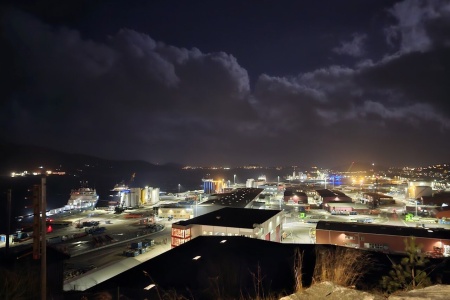 Det blåser friskt fra vest fra Averøy over Bremsnesfjorden og mot Vestbase i Kristiansund på morgenkvisten, 16. desember 2024. Foto: Steinar Melby, NettStudio / KSU.NO