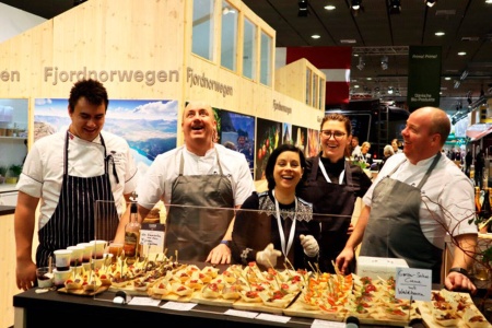 Olav og Stian fra Smia fiskerestaurant på den norske standen under Grüne Woche i 2020. Mat, kultur og nettverksbygging mellom kokker og produsenter går av seg selv på messen i Berlin. Foto: Statsforvaltaren i Møre og Romsdal