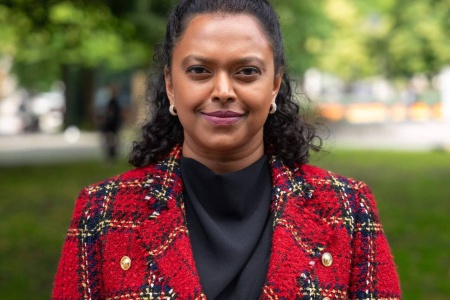 Kamzy Gunaratnam, stortingsrepresentant for Arbeiderpartiet, kvinnehelsepolitisk talsperson. Foto: Stortinget