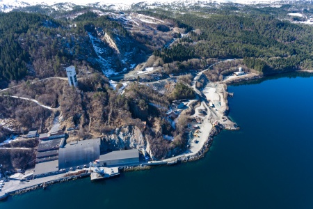 Bildet viser nye og gamle anlegg på Raudsand. Foto: Steinar Melby / KSU.NO