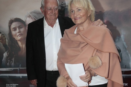 Toppen Bech er død, 84 år gammel. Her er hun avbildet sammen med mannen Håkon Langballe i forbindelse med en kinopremiere i 2016. Foto: Lise Åserud / NTB