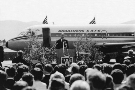 Kristiansund Lufthavn Kvernberget ble åpnet av kronprins Harald i 1970.