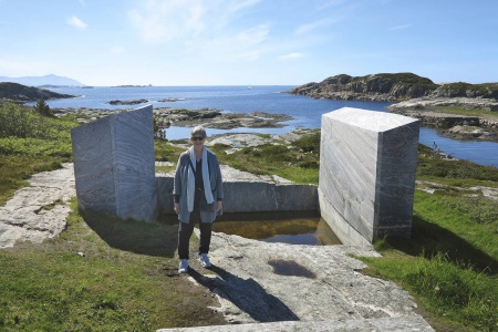 Torhild Hamnes Slapgard ved minnesmerket over Irma-tragedien, «Stille rom», ved Røeggen på Averøya i 2022. Foto: Terje Holm