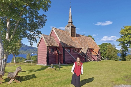 Stavkirken er en populær attraksjon som er åpen med guider i sommerhalvåret. Foto: Terje Holm