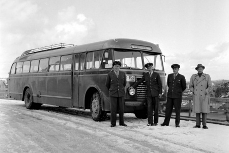 Freibussen med sjåførene (fra venstre): Ole Fiske, Per Thorsteinsen, Peder Myklebust og disponent Sverre Aasheim. (Bilde fra TK / Nasjonalbiblioteket)