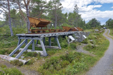 Rester etter en tysk jernbane som ble laget fra Dragseidet i Kallandsvågen til Melland Fort. Foto: Terje Holm