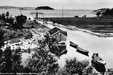 Nålsundkanalen i 1937. Ved utløpet ser vi Freifjorden, hvor de dro på fiske. (Foto: Georg Sverdrup / Nordmørsmusea)