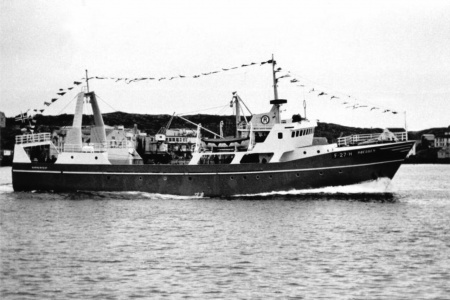 Utviklingen og byggingen av hekktråleren «Røeggen» på Storvik ble starten på en storhetsperiode. Her er båten på overleveringstur i 1965. Bilde fra Næringshistorie Nordmøre.