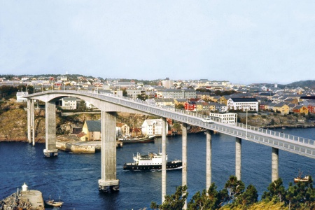 Sørsundbrua i 1964 med Bremsnesferja «Gjemnes» i rute under brua. Foto: Gunnar Stokke