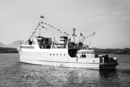 «Valldal» ankommer Straumen på åpningsturen 29. juli 1957. På bildekket ser vi en nyinnkjøpt buss til Smøla Bil- og Båtlag. Bilde utlånt av Svein Rangnes.