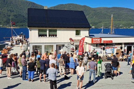 Historieopptrinnet på Naustbakken drog mykje publikum. Foto: Gunhild Bøklep Bøe