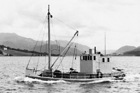 «Sluk I» - den gamle brannsprøytebåten frå Kristiansund – med sandlast frå Surna forbi Bøfjorden. Foto: Arkiv Historielaget