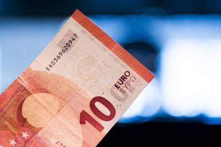Euroen koster nå 12 kroner for første gang siden mai i fjor. Foto: Jon Olav Nesvold / NTB