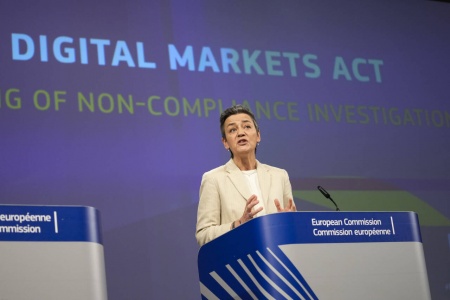 EU-kommissær Margrethe Vestager fotografert under en pressekonferanse om Digital Markets Act (DMA) i mars. Foto: Virginia Mayo / AP / NTB
