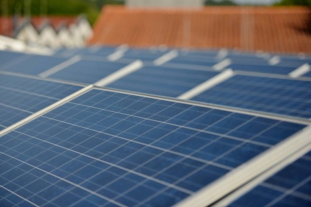 Grønn industrifinansiering skal gi fordelaktige lån til norsk industri som vil investere i produksjon av for eksempel solcellepanel. Foto: Frank May / NTB