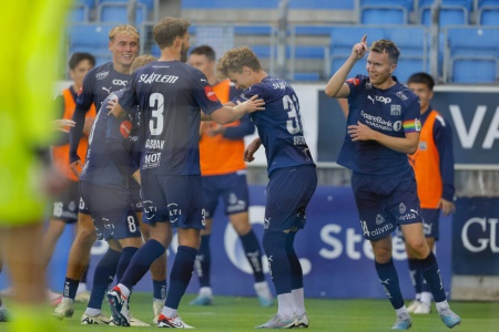 KBK-spillerne jublet etter de gikk opp i 3-1-ledelse. Foto: Svein Ove Ekornesvåg / NTB