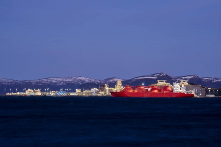 På Melkøya utenfor Hammerfest har Equinor bygget et anlegg for mottak og prosessering av naturgass fra Snøhvitfeltet i Barentshavet. Regjeringen ønsker å elektrifisere anlegget, men møter motstand fra blant annet reineiere. Foto: Fredrik Varfjell / NTB