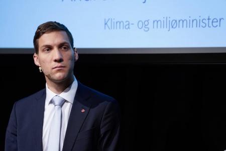 Klima- og miljøminister Andreas Bjelland Eriksen (Ap) håper ordningen får flere kommuner til å si ja til vindkraftutbygging. Foto: Ole Berg-Rusten / NTB