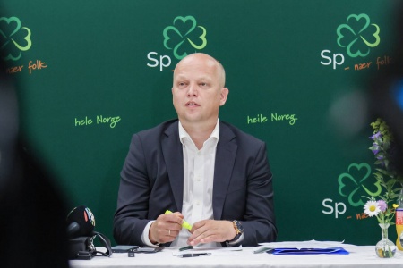 Sp-leder Trygve Slagsvold Vedum (Sp) lovet kutt i antall direktorater før valget i 2021. Foto: Jan Langhaug / NTB