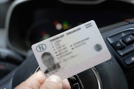 Nesten halvparten av dem som har tatt teoriprøven for førerkort i år, stryker. Foto: Terje Bendiksby / NTB