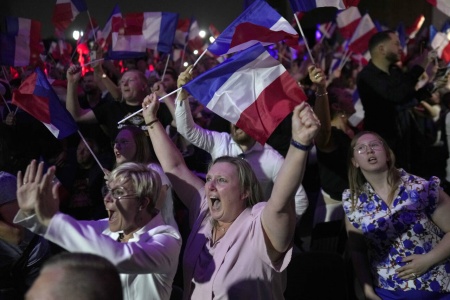 Tilhengere av Nasjonal samling feirer idet de første valgresultatene ble offentliggjort i Frankrike. Foto: Thibault Camus / AP / NTB
