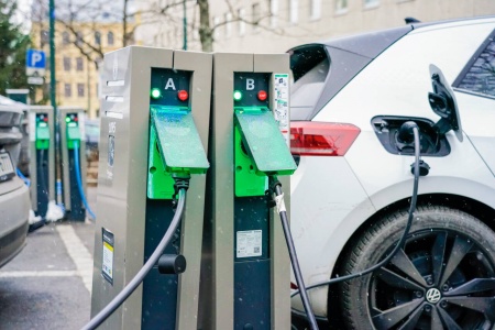 I løpet av september tror Opplysningsrådet for veitrafikken (OFV) at antall elbiler vil være flere enn antall bensinbiler i Norge. Foto: Gorm Kallestad / NTB