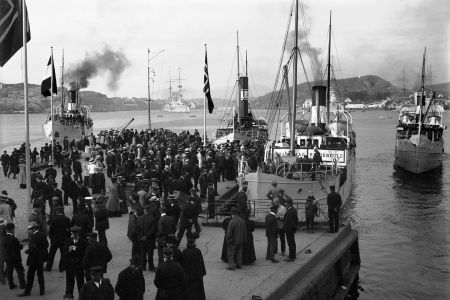 «Statsraad Riddervold» ved Piren sammen med flere andre fjordabåter på 1920-tallet. (Bilde fra Nordmørsmusea)