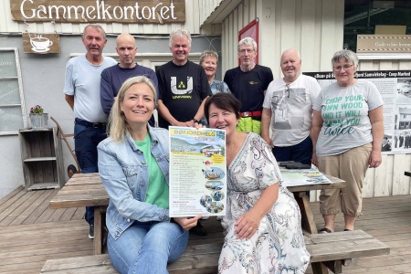 – Vi har mykje på plakaten! seier Gunnhild Vetleseter Bøe (fremst) og May Iren Dønheim Hovde på vegner av ein iherdig Bøfjordhelg-komite: Terje Endresen (bak frå venstre), Arnt Kjetil Bøe, Ingebrigt Garthe, Grethe Husby Settemsdal, Lars Arve Gravvold, Inge Dønheim og Randi Irene Bæverfjord. Foto: Bernt Bøe