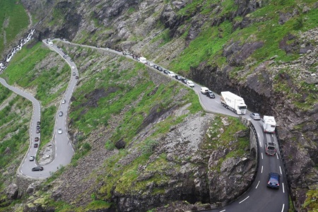 Over 1500 personer hadde søndag signert et krav om umiddelbar start av rassikring av Trollstigen. Foto: Paul Kleiven / NTB