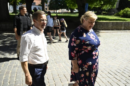 Sveriges statsminister Ulf Kristersson og Høyre-leder Erna Solberg på Almedalsveckan i Visby i Sverige onsdag.Foto: Christine Olsson / TT / NTB