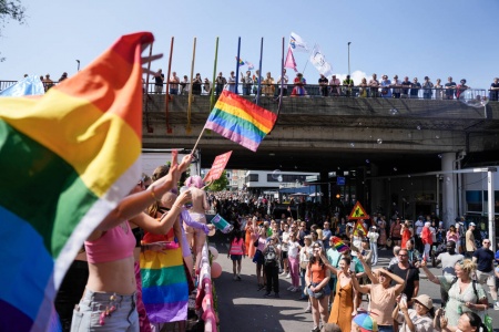 Regjeringen arrangerer en pridemottakelse to dager i forkant av årets Pride-parade i Oslo. Bildet er av fjorårets parade. Foto: Javad Parsa / NTB