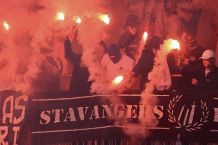 Regjeringen og Norges Fotballforbund bekrefter til TV 2 at de åpner for et prøveprosjekt for bruk av bluss og røykbokser på de to øverste nivåene. Foto: Trond R. Teigen / NTB