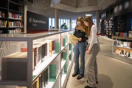 I 2023 var det 26 millioner besøk på folkebibliotekene, ifølge tall fra Nasjonalbiblioteket. Foto: Heiko Junge / NTB