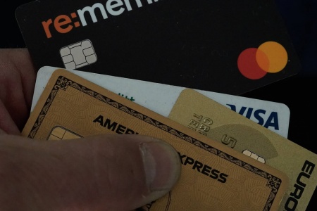 Nordmenn drar kredittkortet stadig vekk.Foto: Terje Bendiksby / NTB