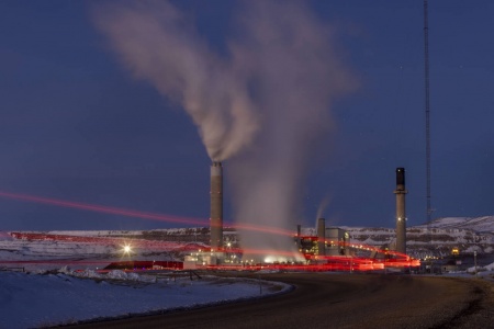 På bildet ses kullkraftverket Naughton i Kemmerer i den amerikanske delstaten Wyoming. Nå har Bill Gates og hans energiselskap TerraPower, starter byggingen av det de håper skal bli et nytt, moderne og utslippsfritt atomkraftverk i samme område. Foto: Natalie Behring / AP / NTB