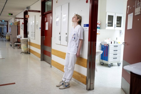 Sykepleiere opplever i stadig større grad at de gjør andres oppgaver, og at de selv ikke anser disse arbeidsoppgavene for å være sykepleieroppgaver. Foto: Gorm Kallestad / NTB