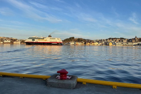 MS «Trollfjord» på vei inn til Kristiansund 14. februar 2023, mens skipet ennå gikk i rutetrafikk langs kysten. Foto: Kristiansund og Nordmøre Havn