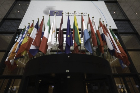 EU-flaggene vaier utenfor Det europeiske råd Brussel. Mandag vedtok rådet en forordning om nullutslipp i industrien – NZIA. Foto: Cornelius Poppe / NTB