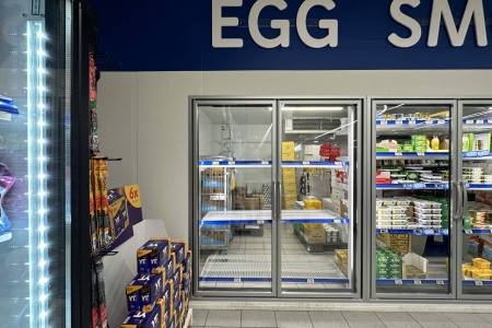 Dagligvarebransjen importerer egg for harde livet for å unngå tomme hyller, som i denne Rema 1000-forretningen på Holmlia i Oslo tidligere i år. Foto: Cornelius Poppe / NTB