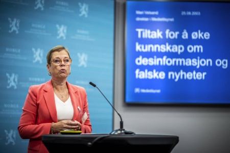 Direktør i Medietilsynet, Mari Velsand, mener det er viktig å øke innsatsen for å bekjempe falsk informasjon. Foto: Ole Berg-Rusten / NTB