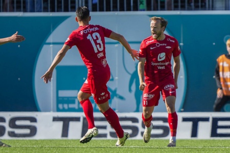 Branns Bård Finne har akkurat scoret under eliteseriekampen i fotball mellom Kristiansund og Brann på Nordmøre stadion mandag. Foto: Beate Oma Dahle / NTB.