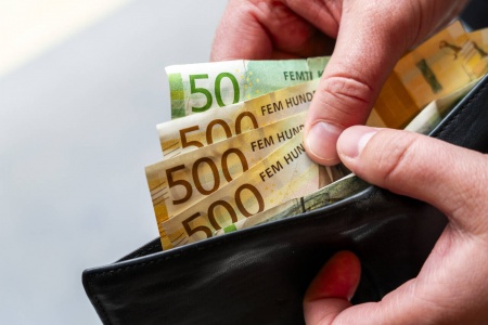 Kunder i Norge skal ha rett til å betale med kontanter. Det vedtok Stortinget torsdag. Foto: Gorm Kallestad / NTB