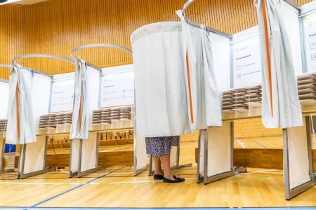 Valget neste år blir den 8. september. Her avlegger tidligere statsminister Erna Solberg (H) sin stemme på Skjold skole i Bergen ved stortingsvalget 2021. Foto: Håkon Mosvold Larsen / NTB