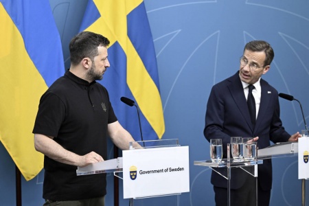 Ukrainas president Volodymyr Zelenskyj og Sveriges statsminister Ulf Kristersson på fredagens pressekonferanse i Stockholm. Foto: Fredrik Sandberg / TT / NTB