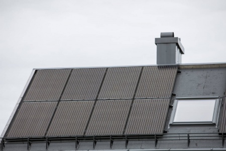 Det må bygges solkraft på 220.000 hustak innen 2030 for å nå solkraftmålet, mener NHO Elektro. Foto: Tore Meek / NTB