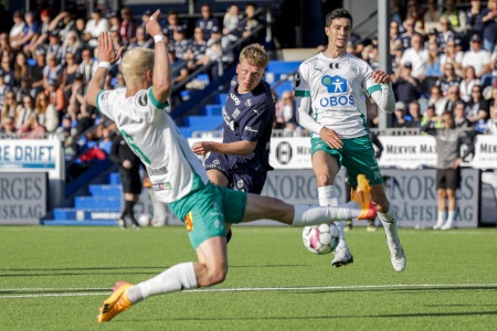 Kristiansunds Hilmir Mikaelsson i duell med HamKams John Olav Norheim på Nordmøre stadion søndag. Foto: Svein Ove Ekornesvåg / NTB.